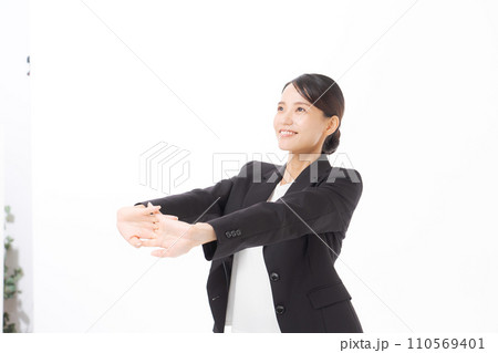 ストレッチをするスーツの女性 110569401