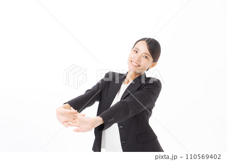 ストレッチをするスーツの女性 110569402