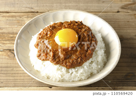 卵黄乗せキーマカレー 卵黄乗せキーマカレー 110569420