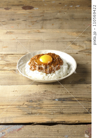 卵黄乗せキーマカレー 卵黄乗せキーマカレー 110569422