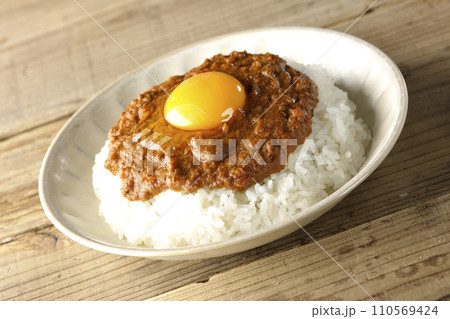 卵黄乗せキーマカレー 卵黄乗せキーマカレー 110569424