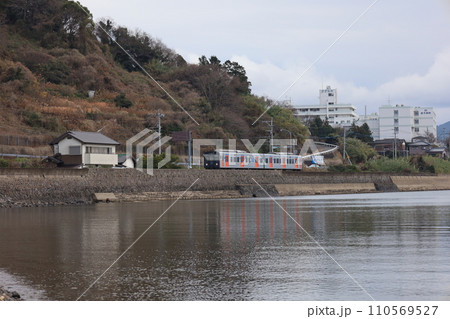 大村湾沿いを彼杵駅に向かうYC1気動車 大村湾沿いを彼杵駅に向かうYC1気動車 110569527