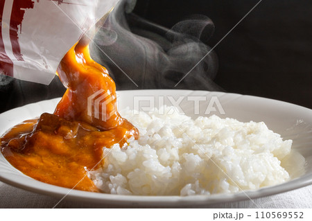 レトルトカレ-をご飯にかける レトルトカレ-をご飯にかける 110569552