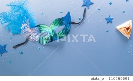 Happy Purim carnival decoration concept made from mask and sparkle star and hamantaschen cookies on pastel background. (Happy Purim in Hebrew, jewish holiday celebrate) 110569691