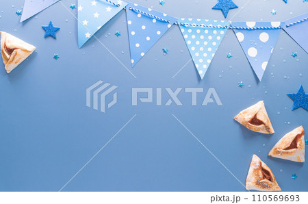 Happy Purim carnival decoration concept made from sparkle star and hamantaschen cookies on pastel background. (Happy Purim in Hebrew, jewish holiday celebrate) 110569693