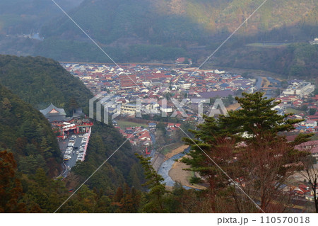 津和野城跡から見下ろす街並みと太皷谷稲成神社 津和野城跡から見下ろす街並みと太皷谷稲成神社 110570018