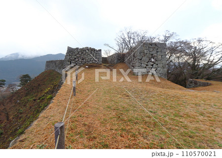 津和野城跡の太鼓丸と三十間台 津和野城跡の太鼓丸と三十間台 110570021