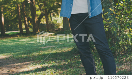 公園の若い男性 110570228