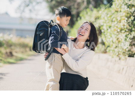若い母親とランドセルを背負う男の子 若い母親とランドセルを背負う男の子 110570265