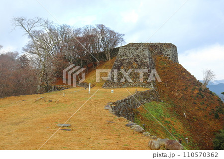 津和野城跡 三の丸跡から眺める三十間台の石垣 津和野城跡 三の丸跡から眺める三十間台の石垣 110570362