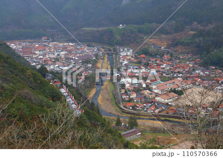 津和野城跡から見下ろす街並みと太皷谷稲成神社 110570366