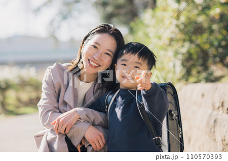 若い母親とランドセルを背負う男の子 110570393