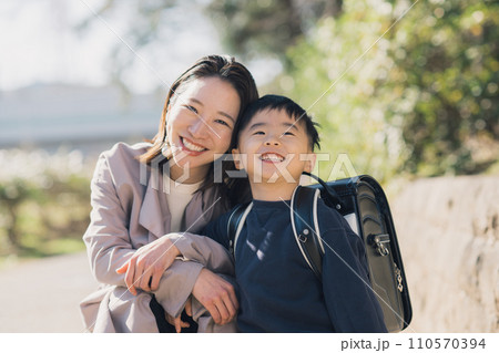 若い母親とランドセルを背負う男の子 110570394