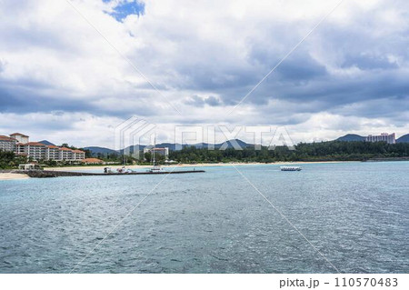 ブセナ海中公園　海中展望塔から見た恩納村方面の風景　グラス底ボート　沖縄県名護市 110570483