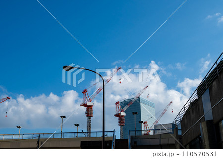 東京再開発 歩道橋から見上げるタワークレーン　b-1 110570531