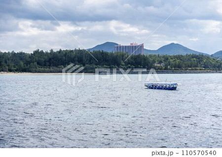 ブセナ海中公園 海中展望塔から見た恩納村方面の風景 グラス底ボート 沖縄県名護市 ブセナ海中公園 海中展望塔から見た恩納村方面の風景 グラス底ボート 沖縄県名護市 110570540