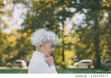 悩む60代女性 悩む60代女性 110570571