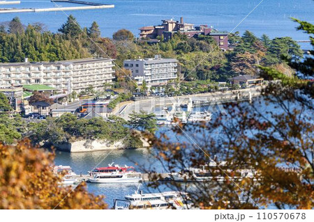秋の日本三景松島 西行戻しの松公園からの俯瞰 宮城県松島町 秋の日本三景松島 西行戻しの松公園からの俯瞰 宮城県松島町 110570678