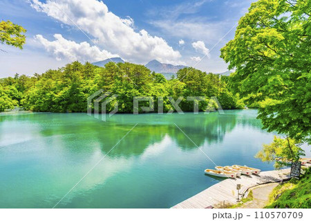初夏の毘沙門沼（五色沼）の風景　新緑と湖面　福島県北塩原村 110570709