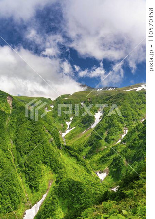鳥海山 鉾立展望台からの風景　秋田県にかほ市 110570858