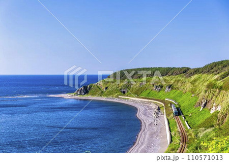海岸を走る五能線の列車　リゾートしらかみ　青森県深浦町 110571013
