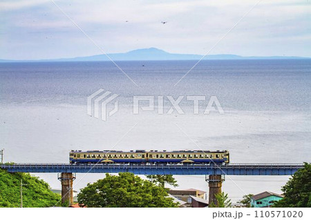 鉄橋を渡る五能線の列車 小入川橋から見た風景 秋田県八峰町 鉄橋を渡る五能線の列車 小入川橋から見た風景 秋田県八峰町 110571020