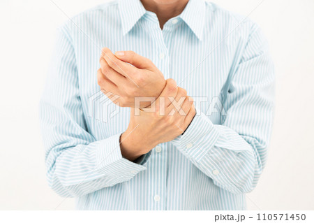 手首を押さえるミドル女性 110571450