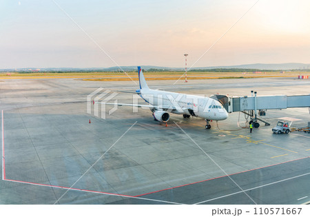.The gate sleeve is docked to the aircraft. .The gate sleeve is docked to the aircraft. 110571667