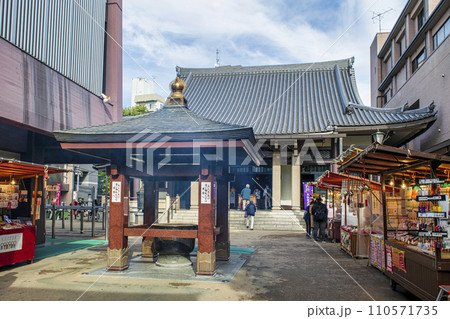 東京都・豊島区　旧中山道沿いの巣鴨地蔵通り商店街　とげぬき地蔵尊高岩寺 110571735