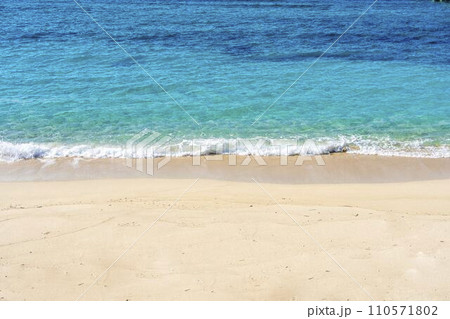 ブセナ海中公園の白い砂浜と青い海　沖縄県名護市 110571802