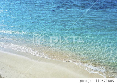 ブセナ海中公園の白い砂浜と青い海 沖縄県名護市 ブセナ海中公園の白い砂浜と青い海 沖縄県名護市 110571805