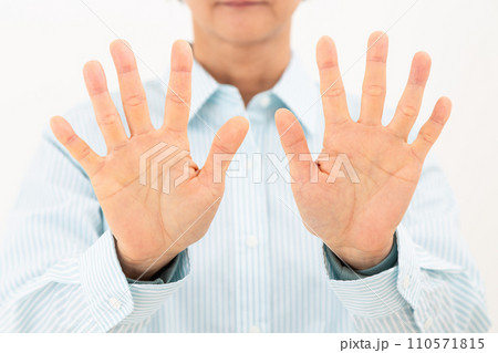 ミドル女性の手のひら ミドル女性の手のひら 110571815