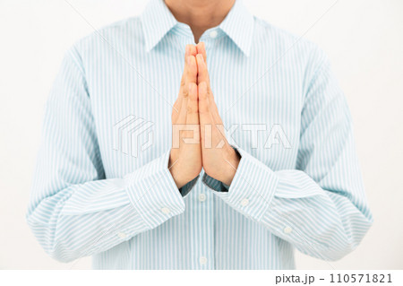 手合わせるミドル女性 110571821