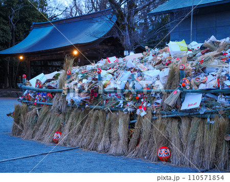 （静岡県）三嶋大社のどんど（どんどん）焼き　準備整う 110571854