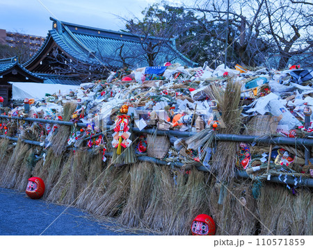 （静岡県）三嶋大社のどんど（どんどん）焼き　準備整う 110571859