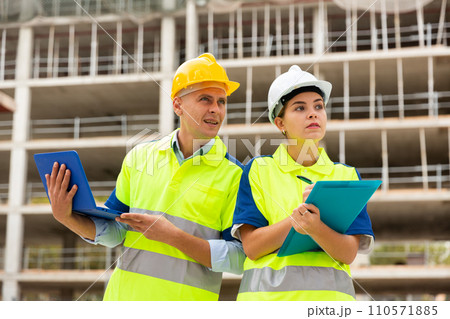 Two builders planning their work in construction plant 110571885