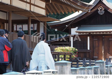 神社にお参り 110571900