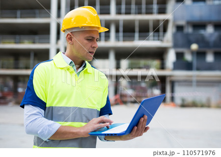 Builder talking about work at the laptop 110571976