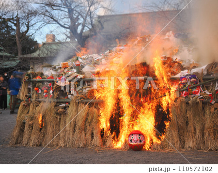 (静岡県)三嶋大社のどんど(どんどん)焼き 点火 (静岡県)三嶋大社のどんど(どんどん)焼き 点火 110572102