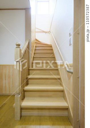 日本建築　手摺りのある階段 110572387