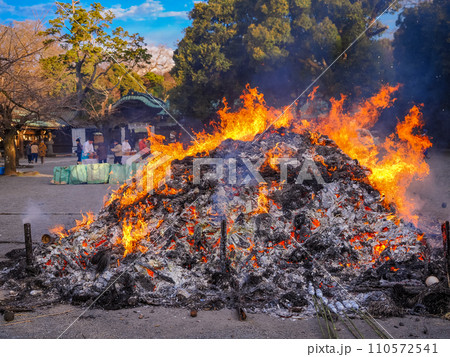 （静岡県）三嶋大社のどんど焼き 110572541