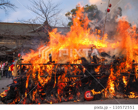 (静岡県)三嶋大社のどんど焼き (静岡県)三嶋大社のどんど焼き 110572551