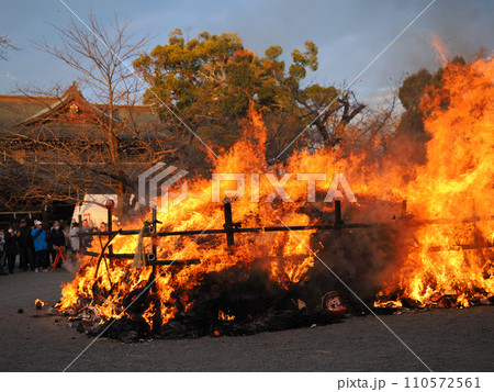 （静岡県）三嶋大社のどんど焼き 110572561