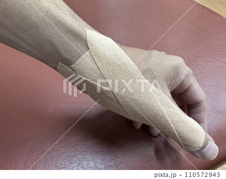 指のテーピング 110572943