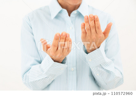 手荒れを気にするミドル女性 110572960