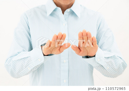 手荒れを気にするミドル女性 110572965