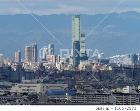 高台から見る大阪の都市景観 110572973
