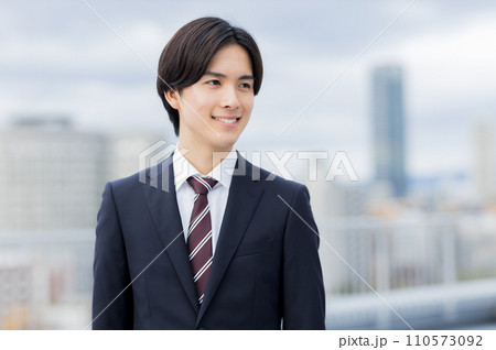 リクルートスーツの若い男性 就活 新入社員 リクルートスーツの若い男性 就活 新入社員 110573092