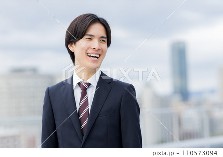 リクルートスーツの若い男性 就活 新入社員 リクルートスーツの若い男性 就活 新入社員 110573094