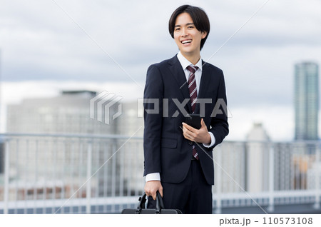 リクルートスーツの若い男性 就活 新入社員 リクルートスーツの若い男性 就活 新入社員 110573108